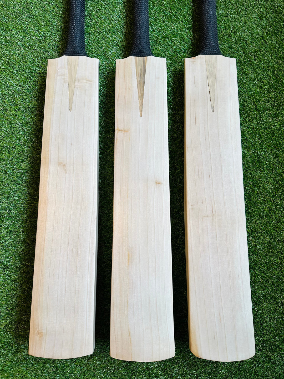 Plain Grade 2 English Willow Cricket Bat |  3lb Monster | Full Profile