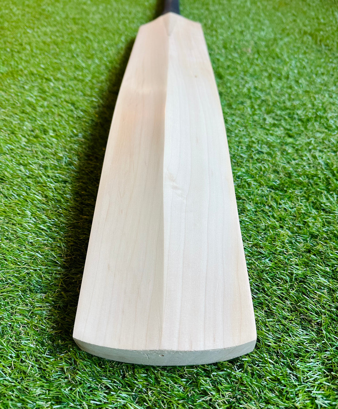 Plain Grade 1+ English Willow Cricket Bat | Full Spine Profile