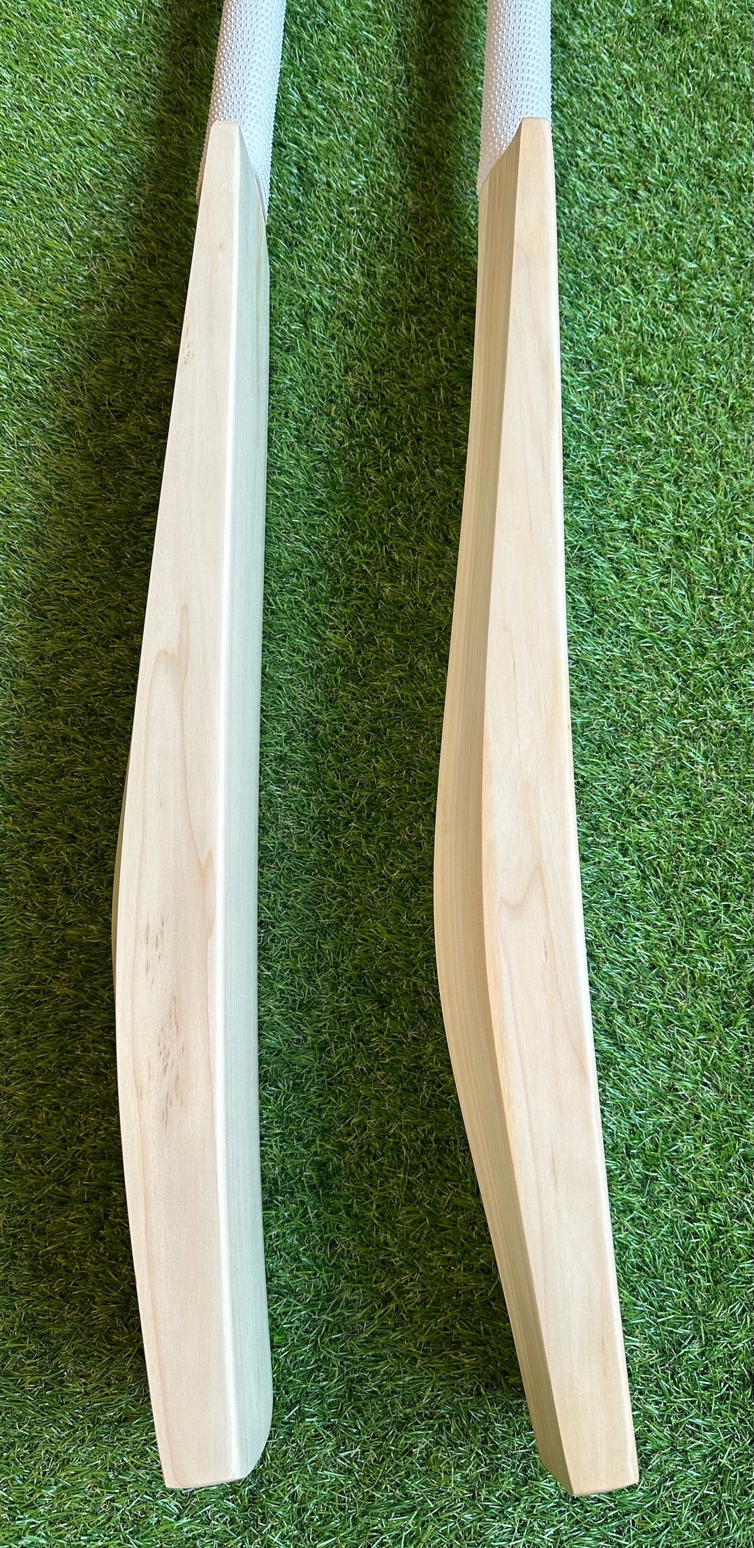 Plain Grade 1+ English Willow Cricket Bat | Full Spine Profile