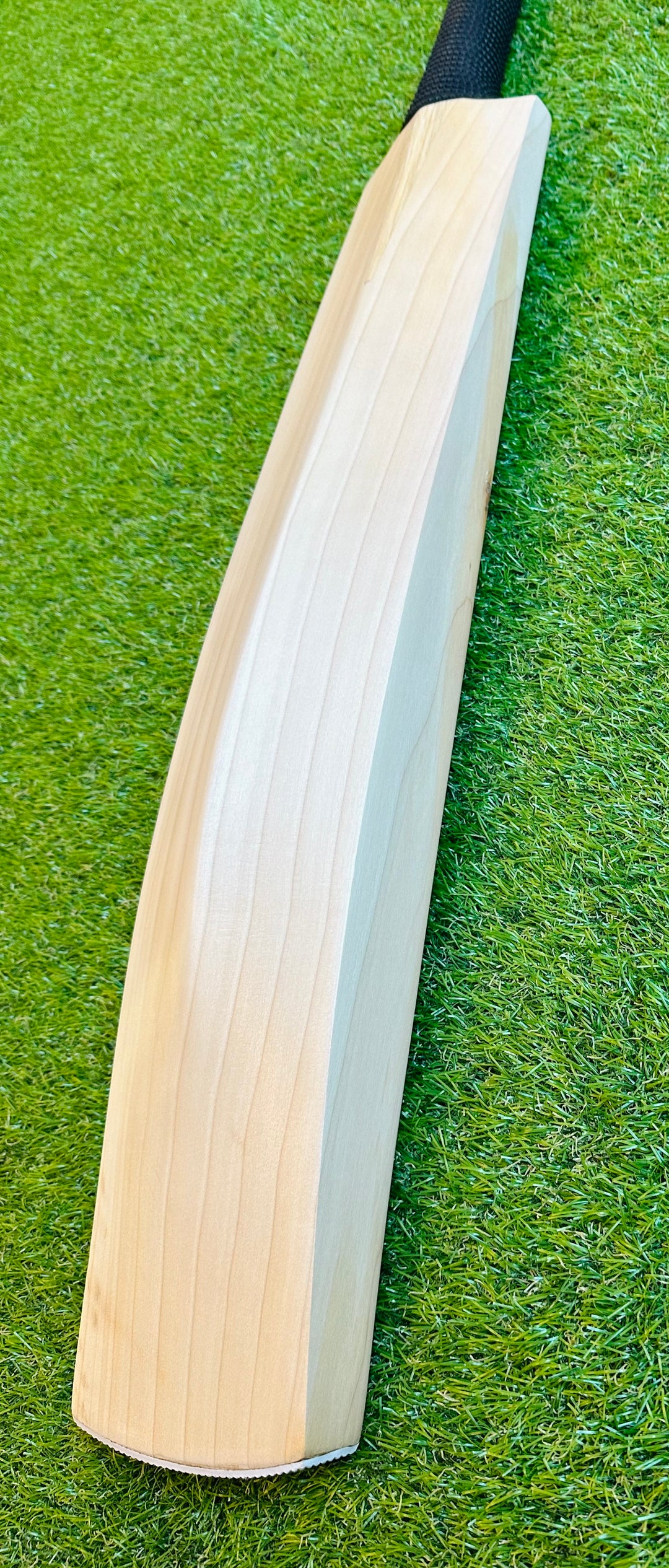 Plain Grade 1+ English Willow Cricket Bat | 38mm | Long Handle