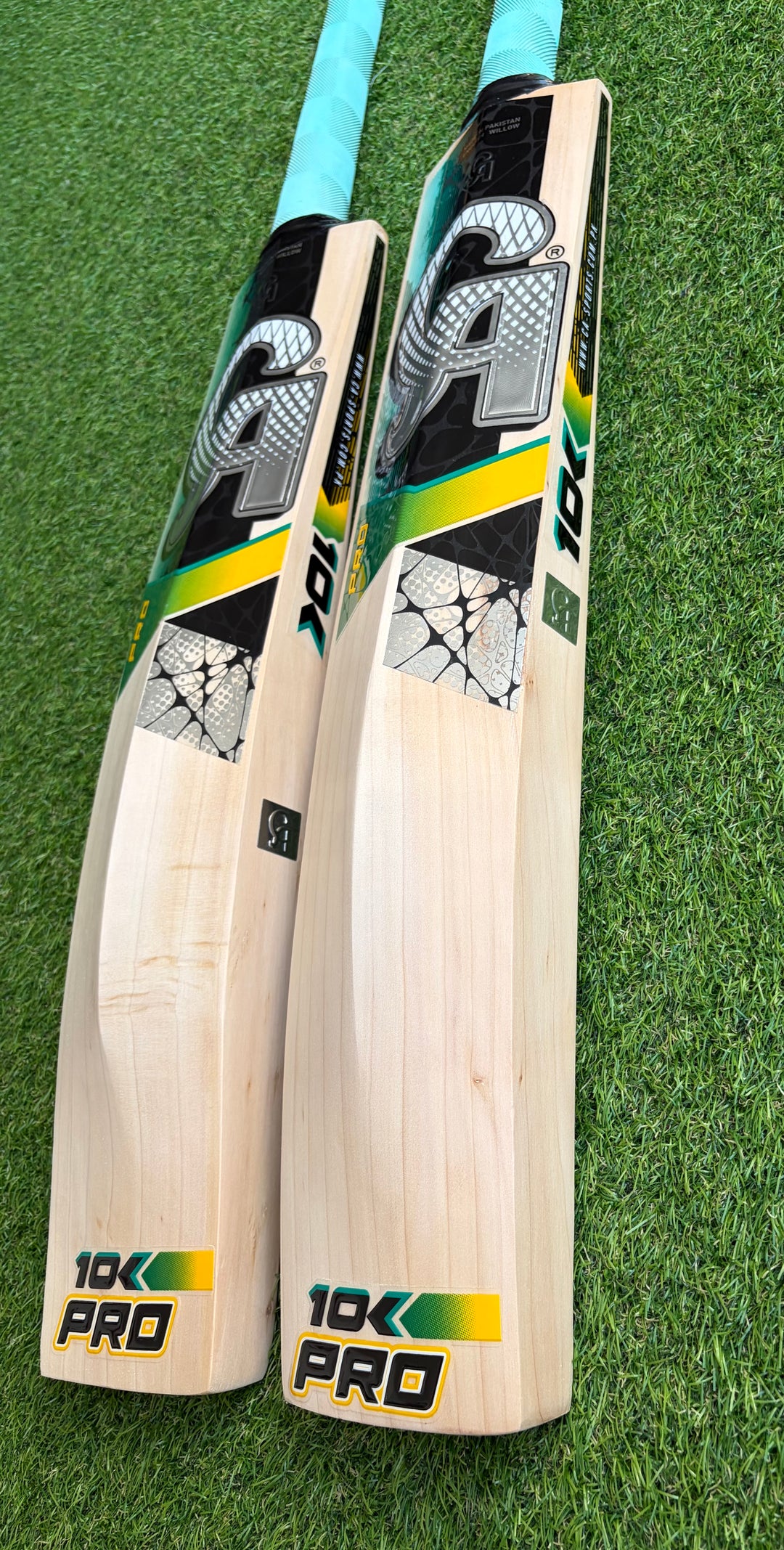 CA 10000 Plus Pro Edition Cricket Bat
